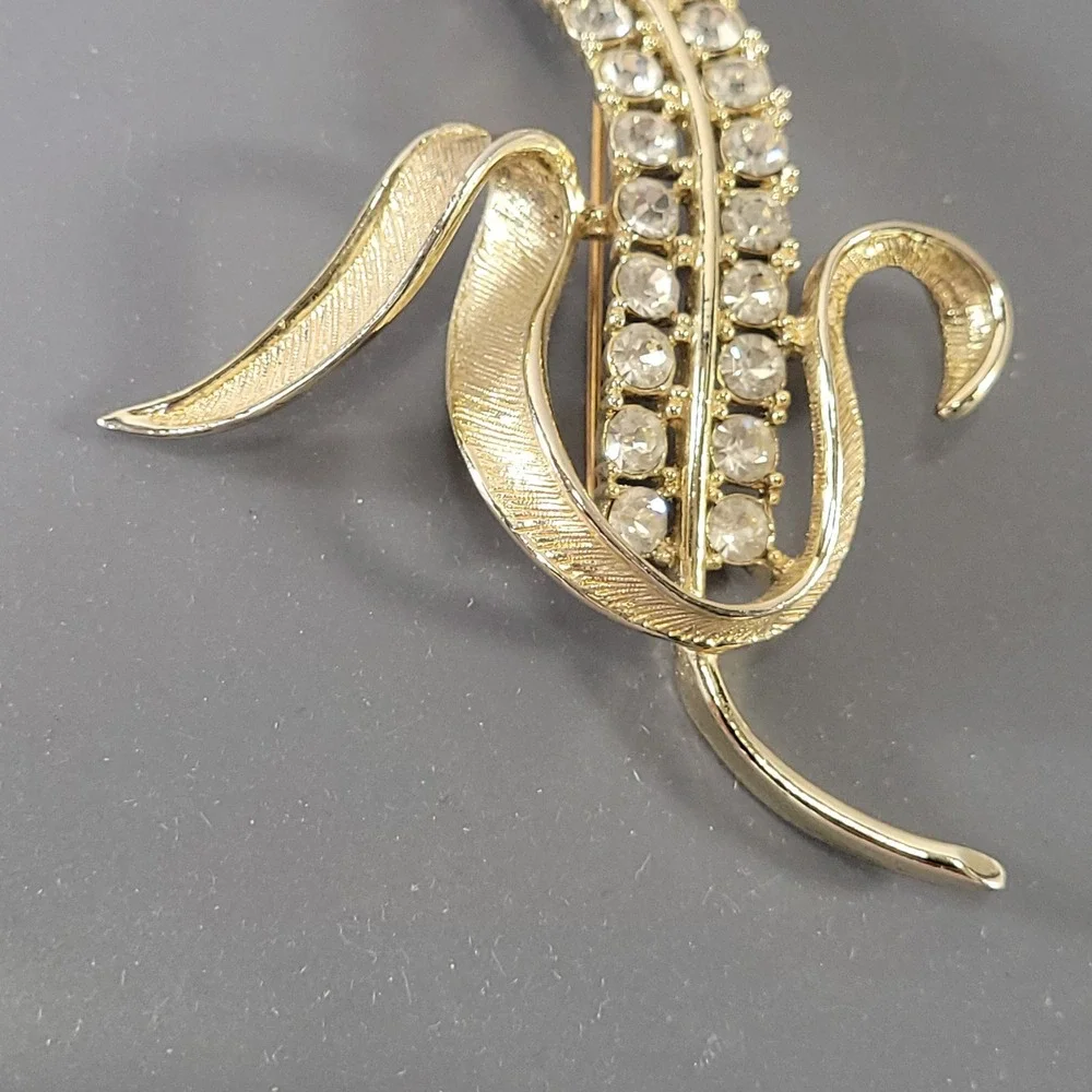 Sarah Coventry Vintage Gold Tone Rhinestone Corn Brooch‎ and Clip Earring Set
